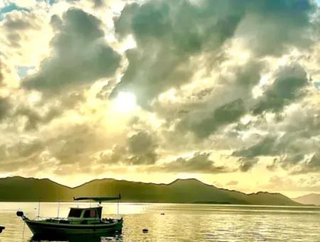 Einfamilienhaus Zum Verkauf Auf Einem 2000M2 Großen Grundstück Am Meer Im Viertel Marmaris Söğüt. Geeignet Zum Festbinden Eines Bootes Davor.