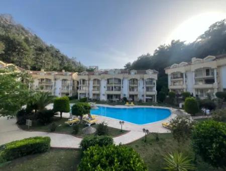 Unsere Maisonette-Wohnung Mit 2 Zimmern Und 1 Wohnzimmer In Einem Komplex Mit Pool In Marmaris İçmeler Steht Zum Verkauf.