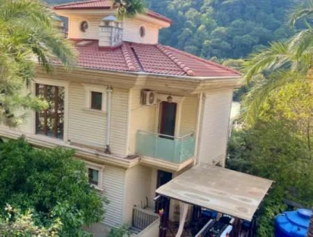 Marmaris Armutalan Mevkiisinde 900M2 Arsa Payı Mevcut 4 Oda 2 Salon 5 Banyo 450M2 Satılık Konak